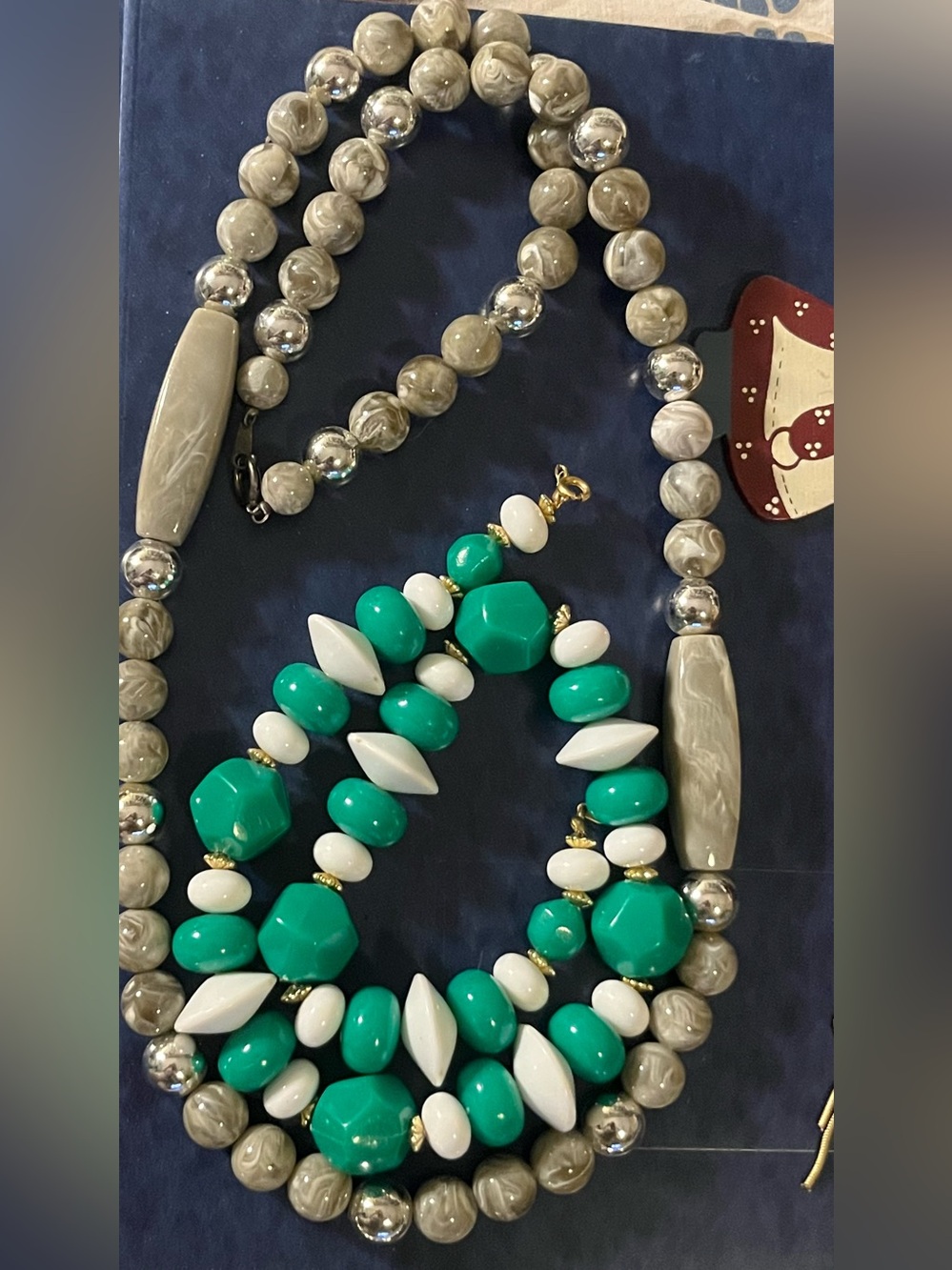 Lot of assorted jewelry in jewelry box (2lbs total weight ) - Picture 5 of 5